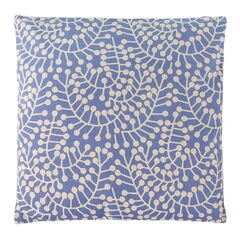 Подушка декоративная фиолетового цвета с принтом Спелая Смородина из коллекции Scandinavian touch, 45х45 см