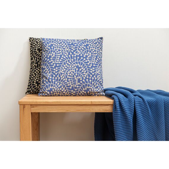 Подушка декоративная черного цвета с принтом Спелая Смородина из коллекции Scandinavian touch, 45х45 см, изображение 7