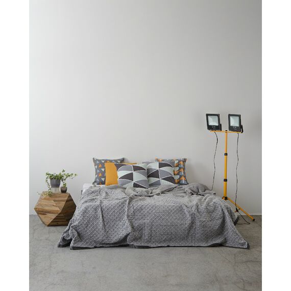 Покрывало из стираного хлопка серого цвета из коллекции Essential, 230х250 см, изображение 3