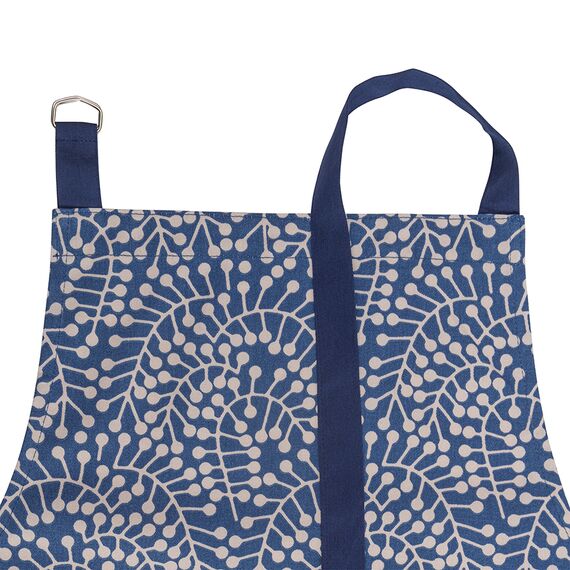 Фартук из хлопка темно-синего цвета с принтом Спелая Смородина из коллекции Scandinavian touch, 70х85 см, изображение 3