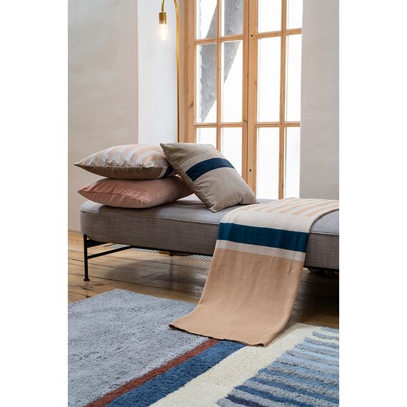 Чехол на подушку с рисунком Tulip garden бежевого цвета из коллекции Terra, 45х45 см, изображение 3