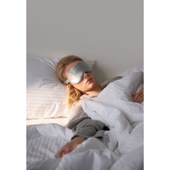 Маска для сна из натурального шелка светло-серого цвета из коллекции Essential, Tkano, изображение 9