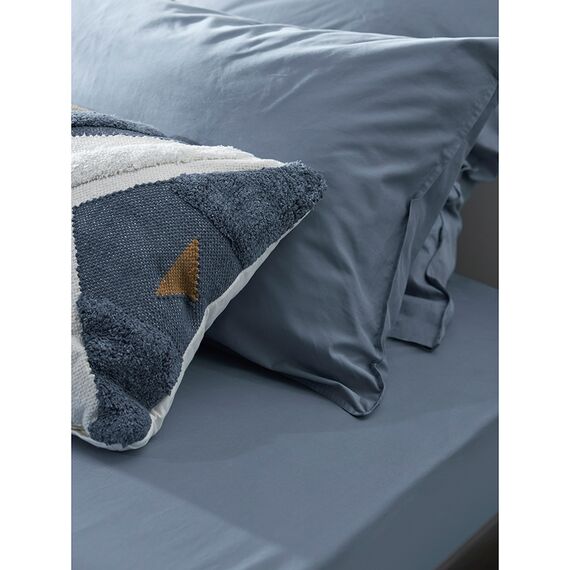 Набор из двух наволочек из сатина джинсово-синего цвета с брашинг-эффектом из коллекции Essential, 70х70 см, Tkano, изображение 5