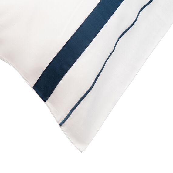 Набор из двух наволочек из сатина белого цвета с темно-синим кантом из коллекции Essential, 70х70 см, изображение 3