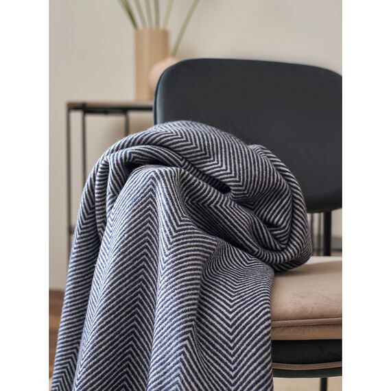 Плед из шерсти мериноса темно-синего цвета из коллекции Essential, 130х180 см, Tkano, изображение 6