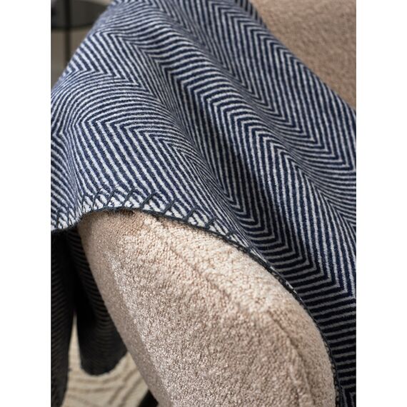 Плед из шерсти мериноса темно-синего цвета из коллекции Essential, 130х180 см, Tkano, изображение 8