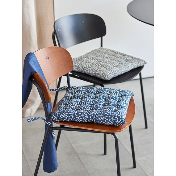 Подушка на стул темно-синего цвета с принтом Спелая Смородина из коллекции Scandinavian touch, 40х40 см, Tkano, изображение 3