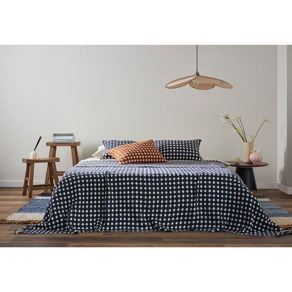 Покрывало из хлопка Polka dots темно-синего цвета из коллекции Essential, 230х250 см, Tkano, изображение 2