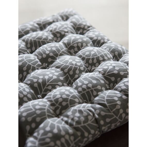 Подушка на стул из хлопка серого цвета с принтом Спелая Смородина из коллекции Scandinavian touch, 40х40 см, Tkano, изображение 6