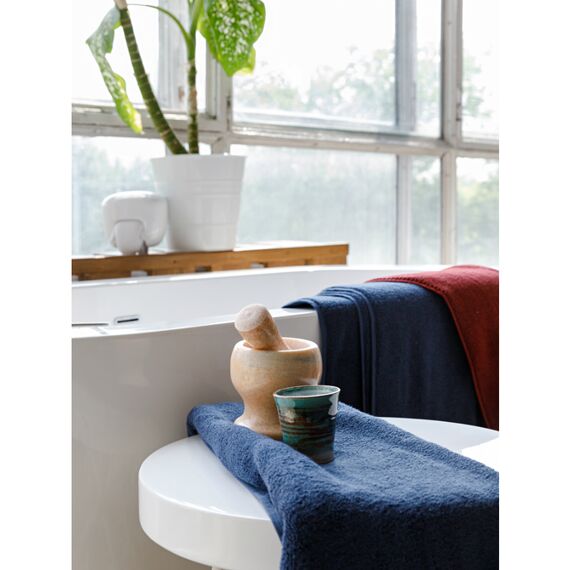 Полотенце банное темно-синего цвета из коллекции Essential, 90х150 см, изображение 6