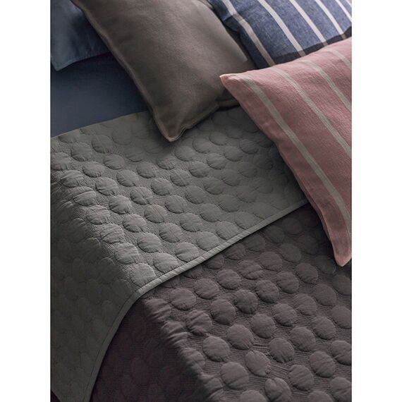 Покрывало стеганое Solid dots серого цвета из коллекции Essential, 230х250 см, Tkano, изображение 9