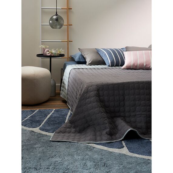 Покрывало стеганое Solid dots серого цвета из коллекции Essential, 230х250 см, Tkano, изображение 3