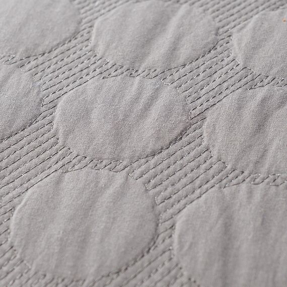 Покрывало стеганое Solid dots серого цвета из коллекции Essential, 230х250 см, Tkano, изображение 13