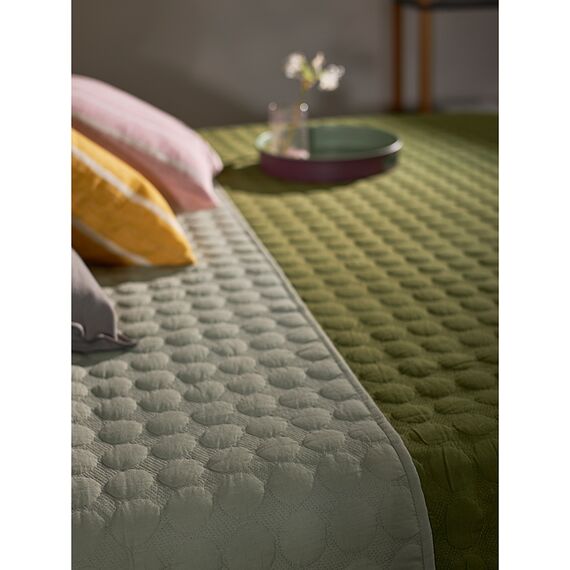 Покрывало стеганое Solid dots оливкового цвета из коллекции Essential, 230х250 см, Tkano, изображение 5