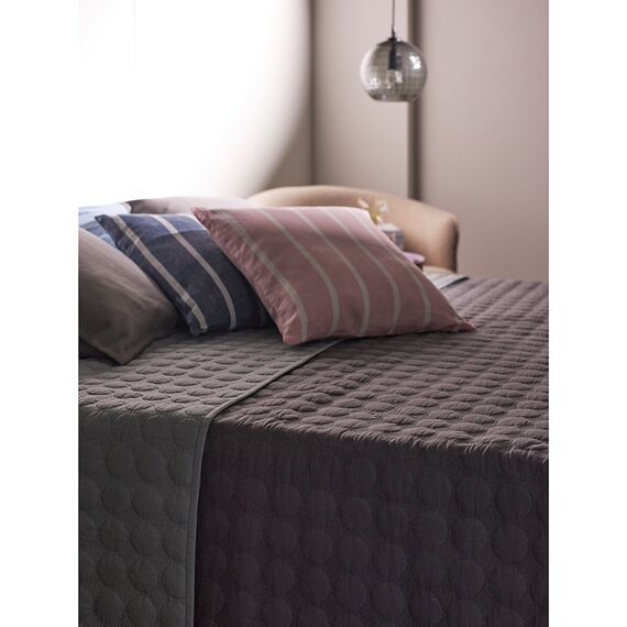 Покрывало стеганое Solid dots серого цвета из коллекции Essential, 230х250 см, Tkano, изображение 5