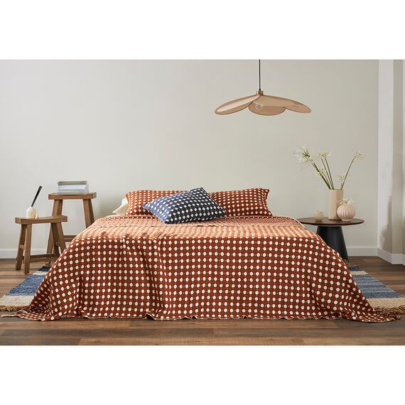 Покрывало из хлопка Polka dots карамельного цвета из коллекции Essential, 180х250 см, Tkano, изображение 4