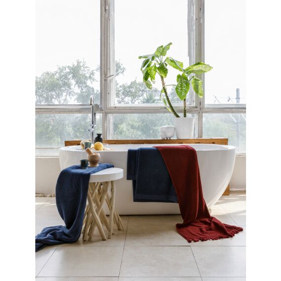 Полотенце банное темно-синего цвета из коллекции Essential, 90х150 см, изображение 5