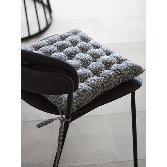 Подушка на стул из хлопка серого цвета с принтом Спелая Смородина из коллекции Scandinavian touch, 40х40 см, Tkano, изображение 5