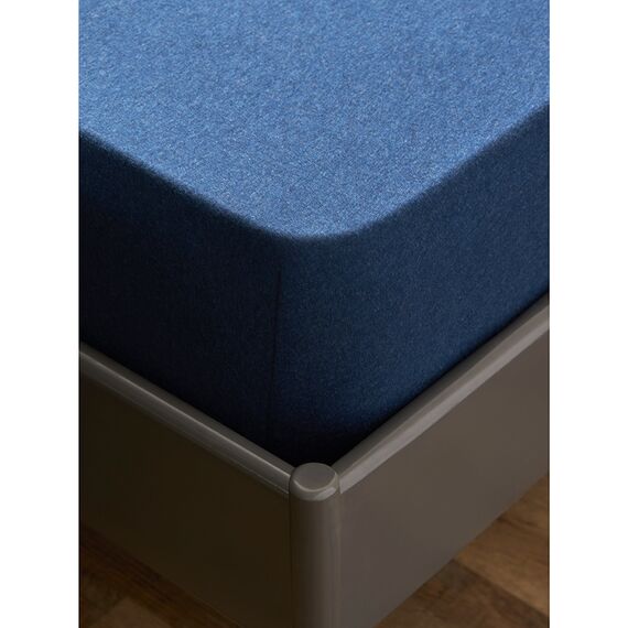 Простыня на резинке из хлопкового трикотажа темно-синего цвета из коллекции Essential, 180х200х30 см, Tkano, изображение 6