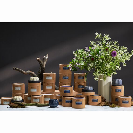 Свеча ароматическая Green tea & Pear blossom из коллекции Edge, синий, 30 ч, Tkano, изображение 5