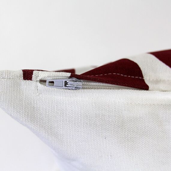 Чехол на подушку Traffic, бордового цвета из коллекции Cuts&Pieces, 45х45 см, изображение 9