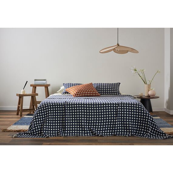 Чехол на подушку из хлопка Polka dots темно-синего цвета из коллекции Essential, 40x60 см, Tkano, изображение 2